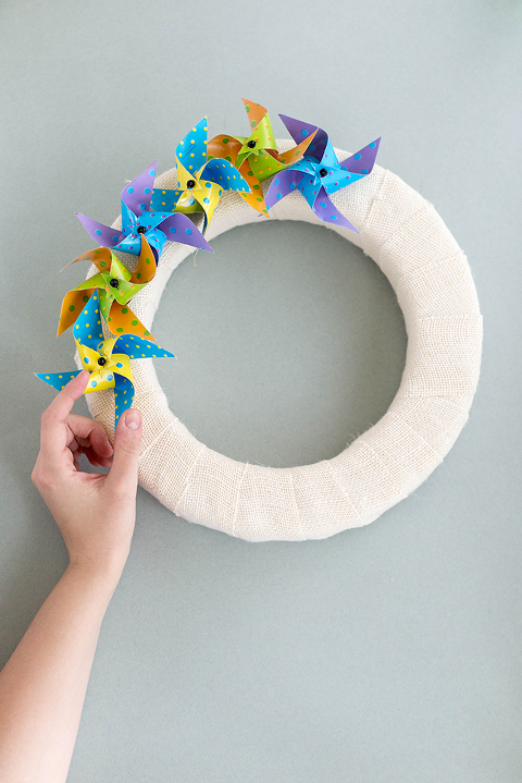 DIY Polka Dot Pinwheel Wreath | dreamgreendiy.com + @orientaltrading