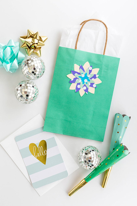 DIY Stenciled Floral Gift Bag Toppers | dreamgreendiy.com + @orientaltrading