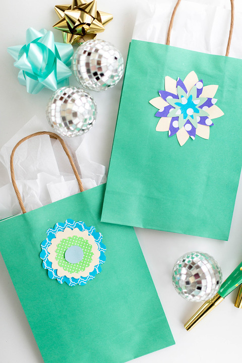 DIY Stenciled Floral Gift Bag Toppers | dreamgreendiy.com + @orientaltrading