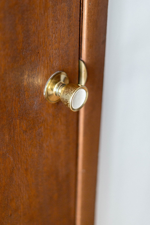 How To Seamlessly Update A Dated Door Knob | dreamgreendiy.com + @SchlageLocks #ad #InteriorInspo