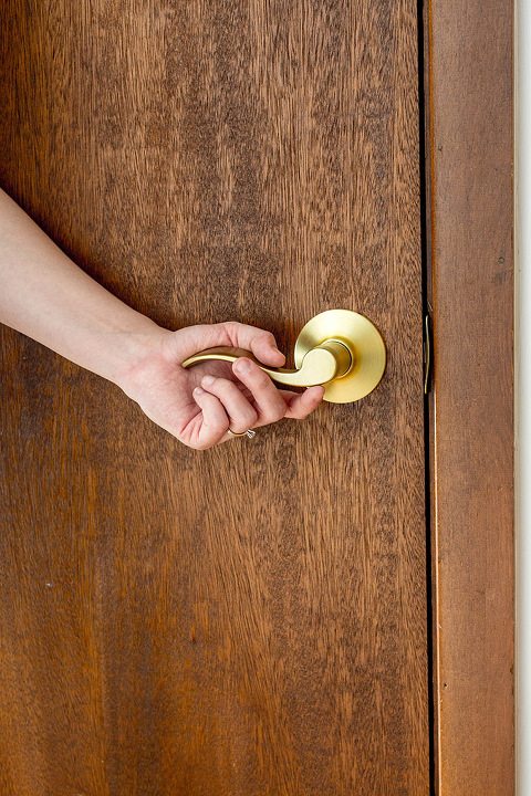 How To Seamlessly Update A Dated Door Knob | dreamgreendiy.com + @SchlageLocks #ad #InteriorInspo