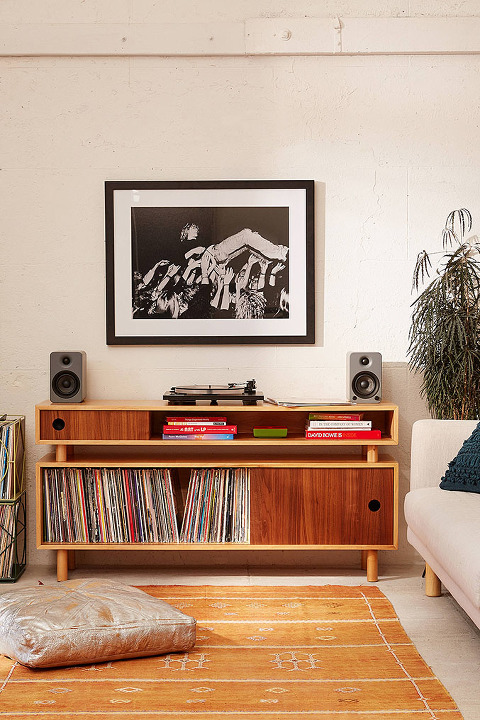 Everything You Need For Your Retro-Inspired Music Lounge | dreamgreendiy.com