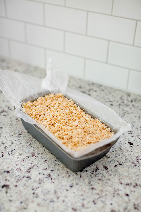 A Recipe For Rice Krispies Treat S'mores | dreamgreendiy.com + @Duraflame #ad #duraflame
