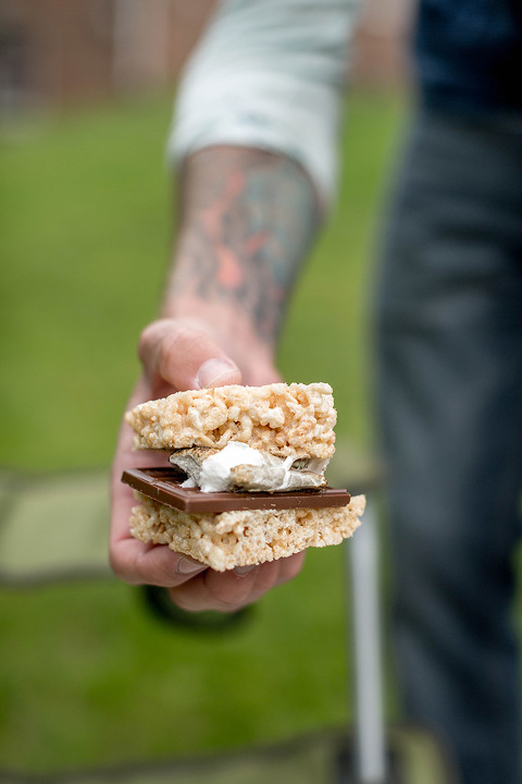 A Recipe For Rice Krispies Treat S'mores | dreamgreendiy.com + @Duraflame #ad #duraflame