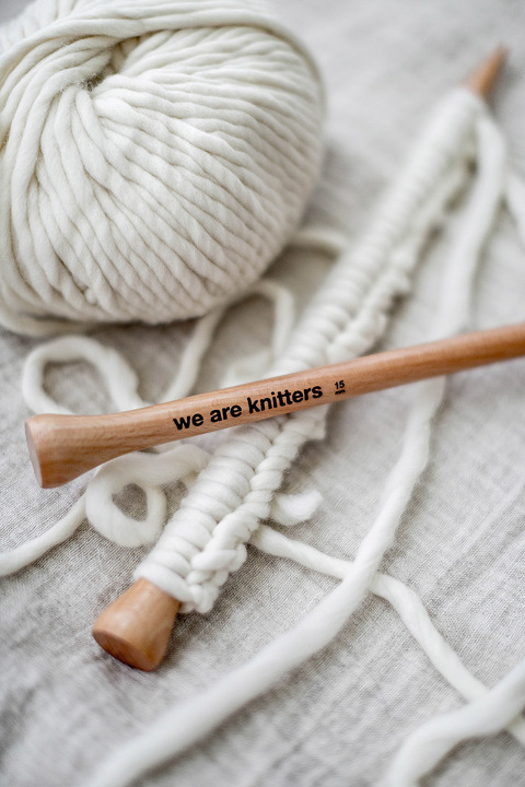 How To Knit Your Own Blanket (For Beginners!) | dreamgreendiy.com + @weareknitters