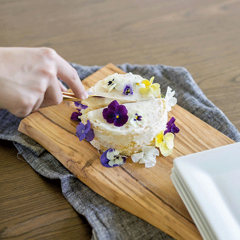 10 Incredible Edible Flowers for Dressing Up Cakes and Desserts