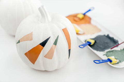 DIY Painted Dashes Halloween Pumpkin | dreamgreendiy.com + @orientaltrading