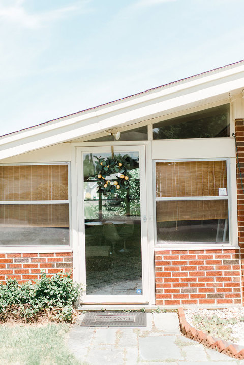 Modern Mid-Century Curb Appeal: Inspiration | dreamgreendiy.com + @SchlageLocks #ad #CurbAppeal