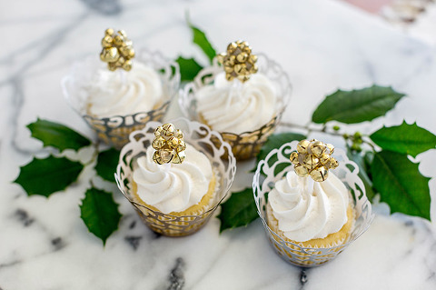 DIY Jingle Bell Christmas Cupcake Toppers | dreamgreendiy.com + @orientaltrading