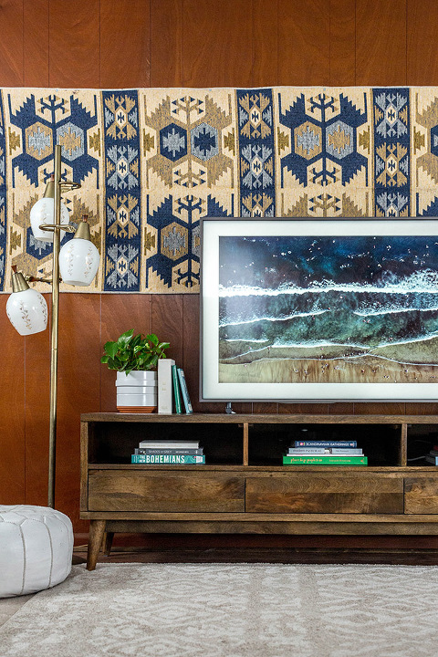 How To Make A TV Blend In With Your Decor | dreamgreendiy.com + samsung.com #ad