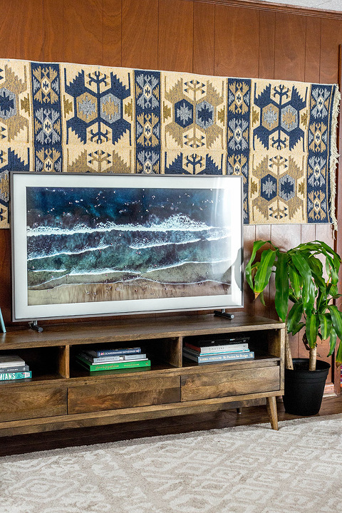 How To Make A TV Blend In With Your Decor | dreamgreendiy.com + samsung.com #ad