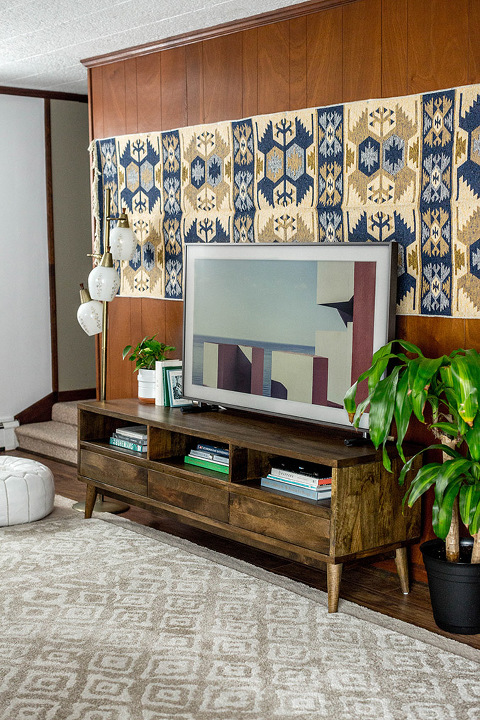 How To Make A TV Blend In With Your Decor | dreamgreendiy.com + samsung.com #ad