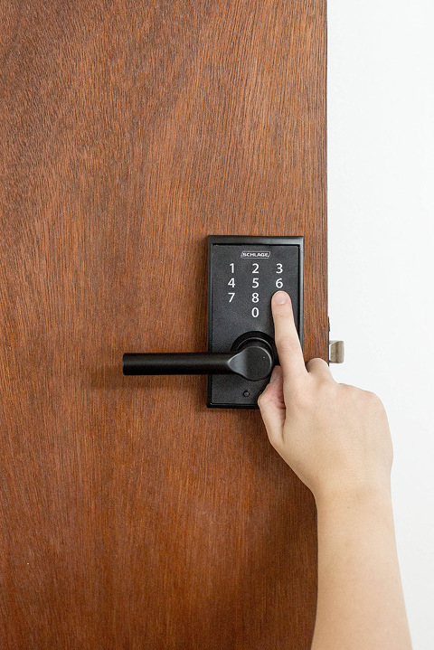 How To Install An Electronic Door Handle | dreamgreendiy.com + @SchlageLocks #ad #Keyless