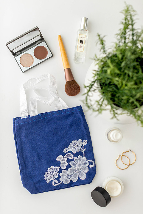 DIY Tote Bag With White Lace Appliqué | dreamgreendiy.com + @orientaltrading