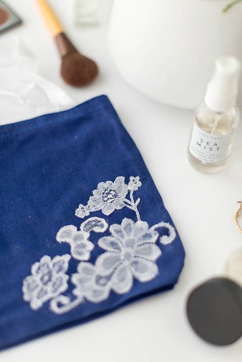 DIY Tote Bag With White Lace Appliqué | dreamgreendiy.com + @orientaltrading