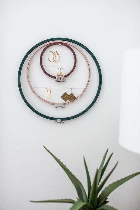 DIY Embroidery Hoop Earring Holder | dreamgreendiy.com + @orientaltrading