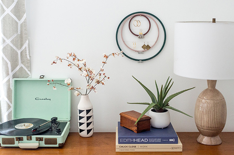 DIY Embroidery Hoop Earring Holder | dreamgreendiy.com + @orientaltrading