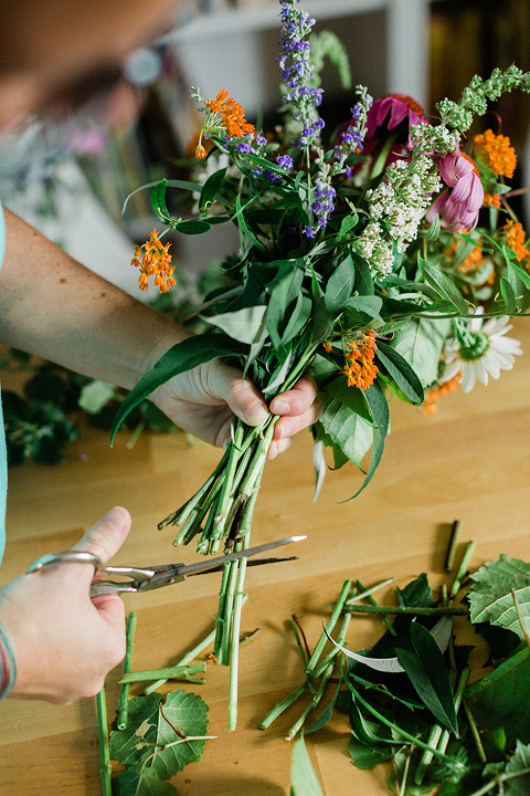 How To Make A Foraged Flower Arrangement - Dream Green DIY