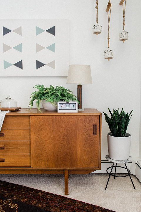 How To Turn A Vintage Stool Into A Plant Stand | dreamgreendiy.com + #offerup #ad