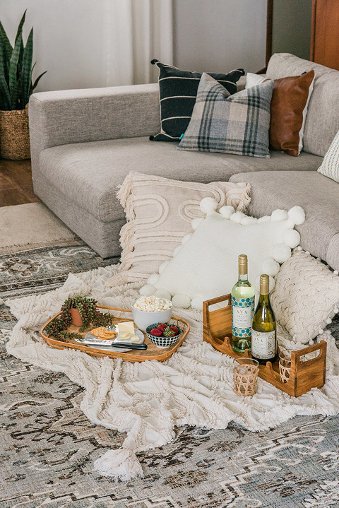 How To Enjoy A Summertime Picnic This Fall | dreamgreendiy.com + @avagracevineyards #AVAAnywhere #Ad