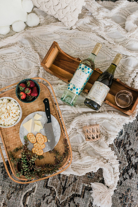 How To Enjoy A Summertime Picnic This Fall | dreamgreendiy.com + @avagracevineyards #AVAAnywhere #Ad