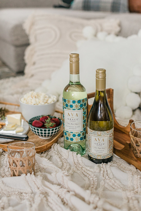 How To Enjoy A Summertime Picnic This Fall | dreamgreendiy.com + @avagracevineyards #AVAAnywhere #Ad