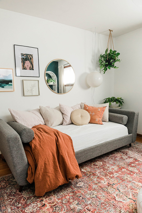 2 Diffe Ways To Style A Daybed, How Do You Make A Queen Bed Into Daybed