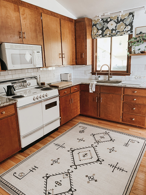 Our New (Washable!) Kitchen Rug | dreamgreendiy.com + @ruggable #ruggablepartner