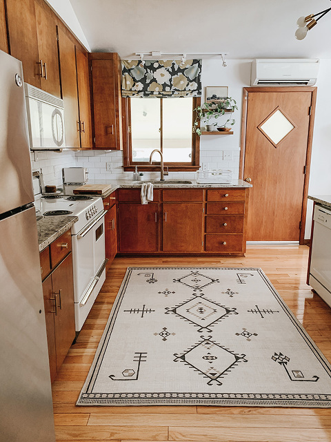 Our New (Washable!) Kitchen Rug | dreamgreendiy.com + @ruggable #ruggablepartner