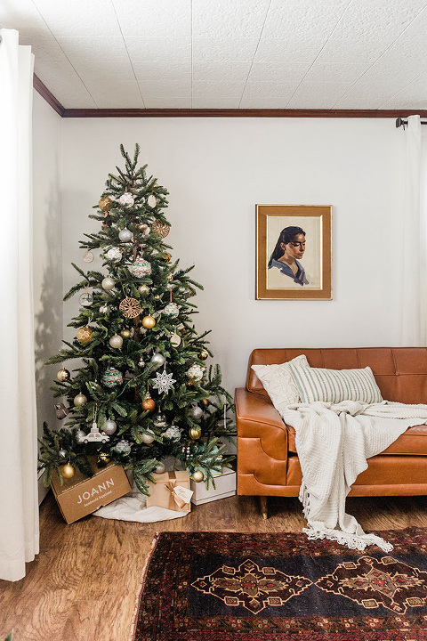 DIY Twisted Paper Christmas Ornaments | dreamgreendiy.com + @joann #ad #HandmadewithJOANN