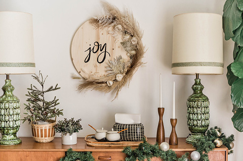 DIY Round Earthy Florals Holiday Sign
