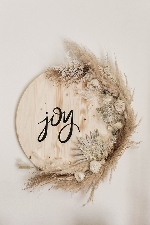 DIY Round Earthy Florals Holiday Sign