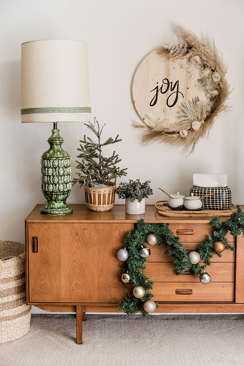 DIY Round Earthy Florals Holiday Sign