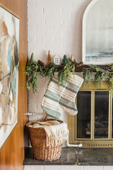 Our 2020 Family Room Holiday Tour | dreamgreendiy.com + @unique_loom #ad