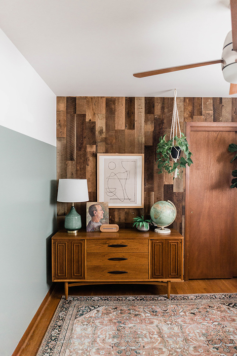 DIY Reclaimed Wood Feature Wall Tutorial | dreamgreendiy.com + @WoodstockWallsCo #ad