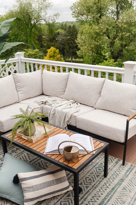 Creating A Cozy Outdoor Living Room | dreamgreendiy.com + @castleryus #gifted