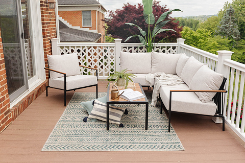 Creating A Cozy Outdoor Living Room | dreamgreendiy.com + @castleryus #gifted