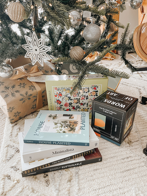 Holiday Gift Guide For The Book Worm | | dreamgreendiy.com + @penguinrandom #gifted