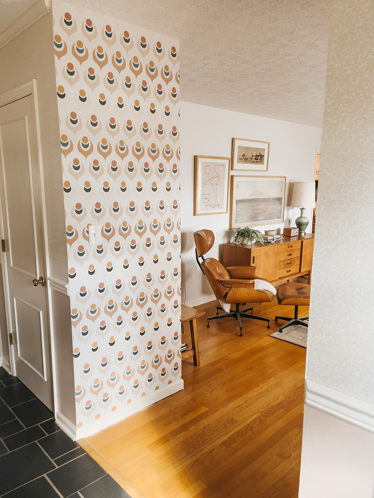 DIY Wallpapering A Retro Entryway | Dream Green DIY + @fancywallseu #ad #FancyWalls