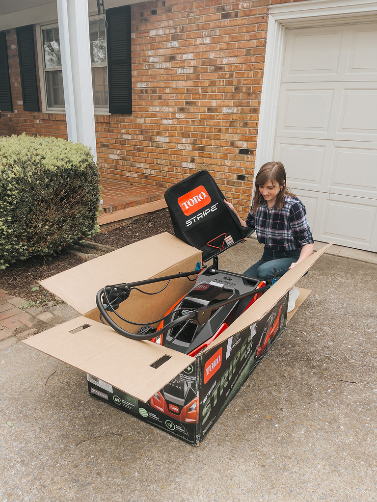 Toro Battery-Powered Lawn Mower Review | dreamgreendiy.com + @thetorocompany #ToroPartner #ad #ToroStripes #ToroYard