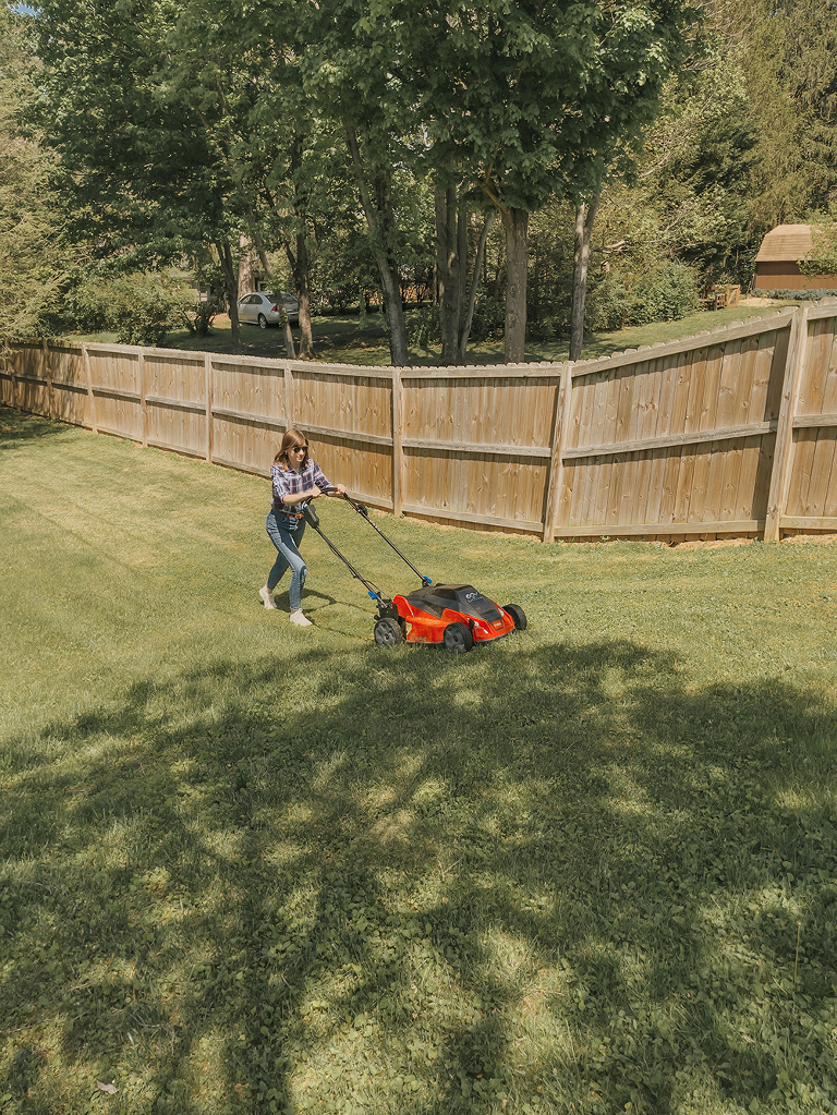 Toro Battery-Powered Lawn Mower Review | dreamgreendiy.com + @thetorocompany #ToroPartner #ad #ToroStripes #ToroYard