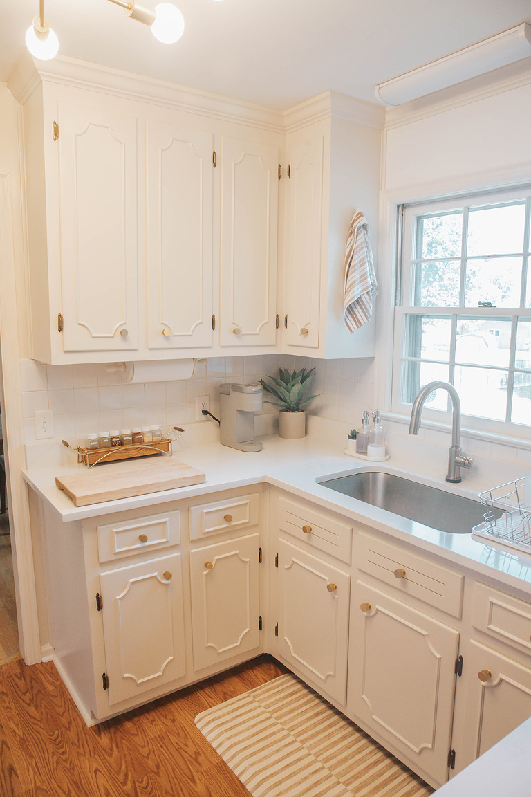 Painted Mid-Century Kitchen Cabinets: Before/After | dreamgreendiy.com + @clarepaint (ad/gifted) #shareyourclare