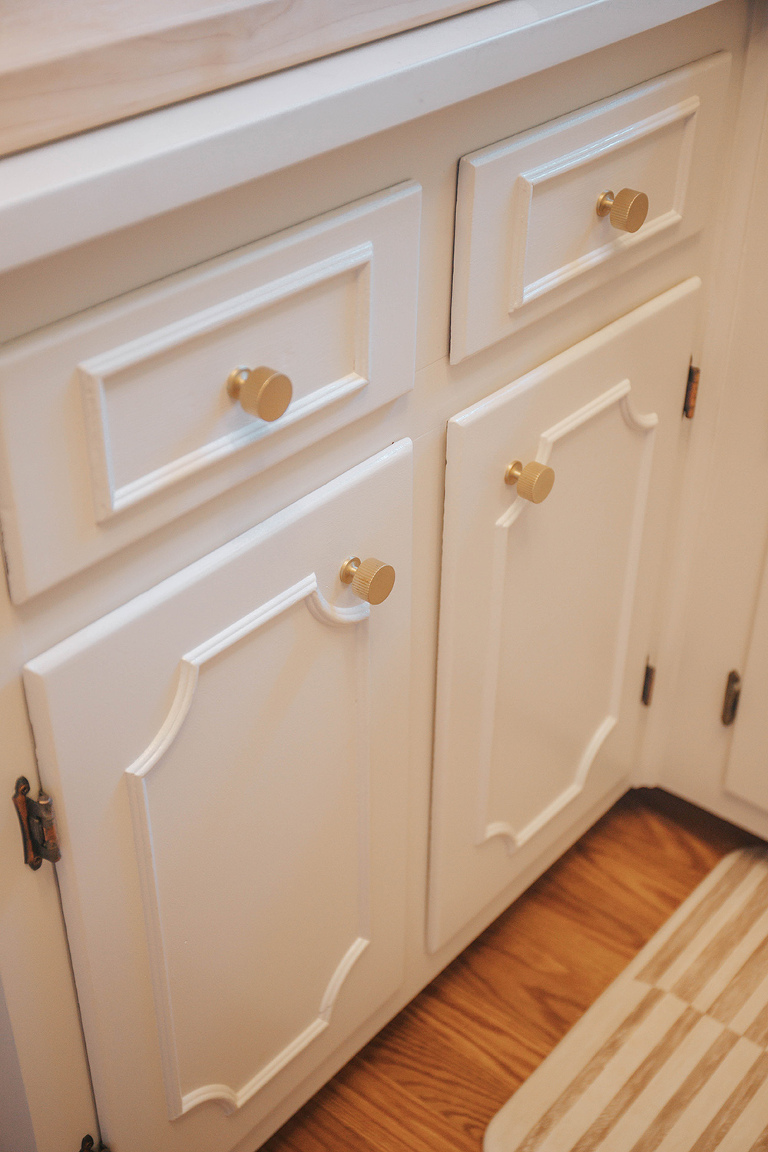 Painted Mid-Century Kitchen Cabinets: Before/After | dreamgreendiy.com + @clarepaint (ad/gifted) #shareyourclare