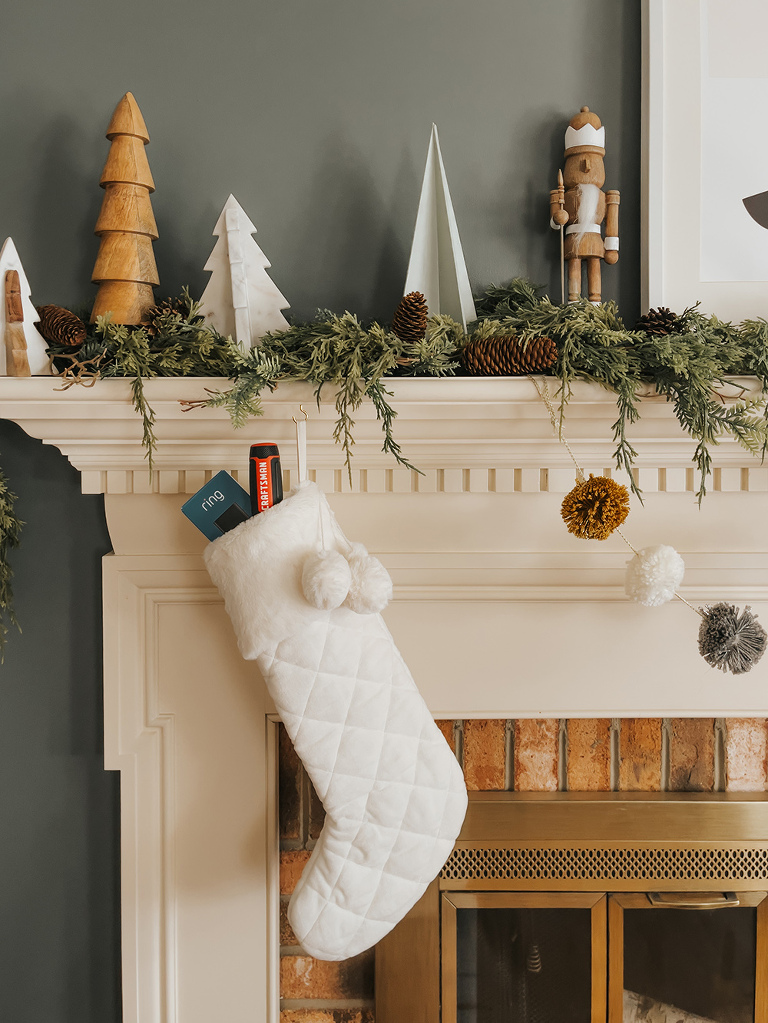 Last-Minute Home-Themed Stocking Stuffers | dreamgreendiy.com + @lowes #ad #LowesPartner #Lowes25DaysofDeals