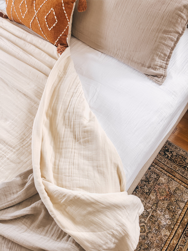 How To Master European Bed Styling | dreamgreendiy.com + @muslincomfort #muslincomfort #ad (Pssst...Save 26% on your own eco-friendly #muslincomfort order with my code “CARRIE26” 🧡👌🏼⭐️)