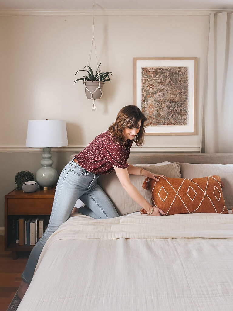 How To Master European Bed Styling | dreamgreendiy.com + @muslincomfort #muslincomfort #ad (Pssst...Save 26% on your own eco-friendly #muslincomfort order with my code “CARRIE26” 🧡👌🏼⭐️)