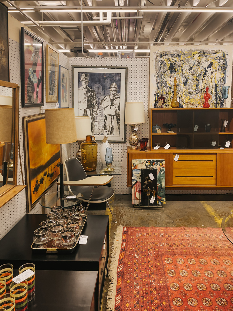 Shopping America's Largest Antique Mall