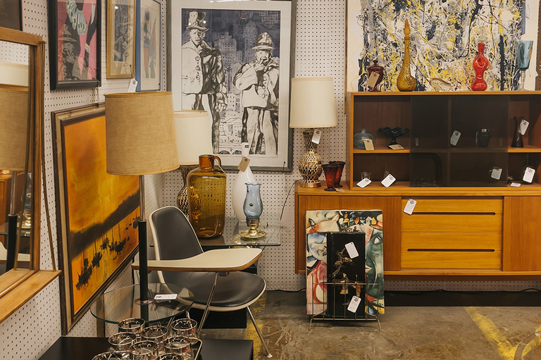 Shopping America's Largest Antique Mall