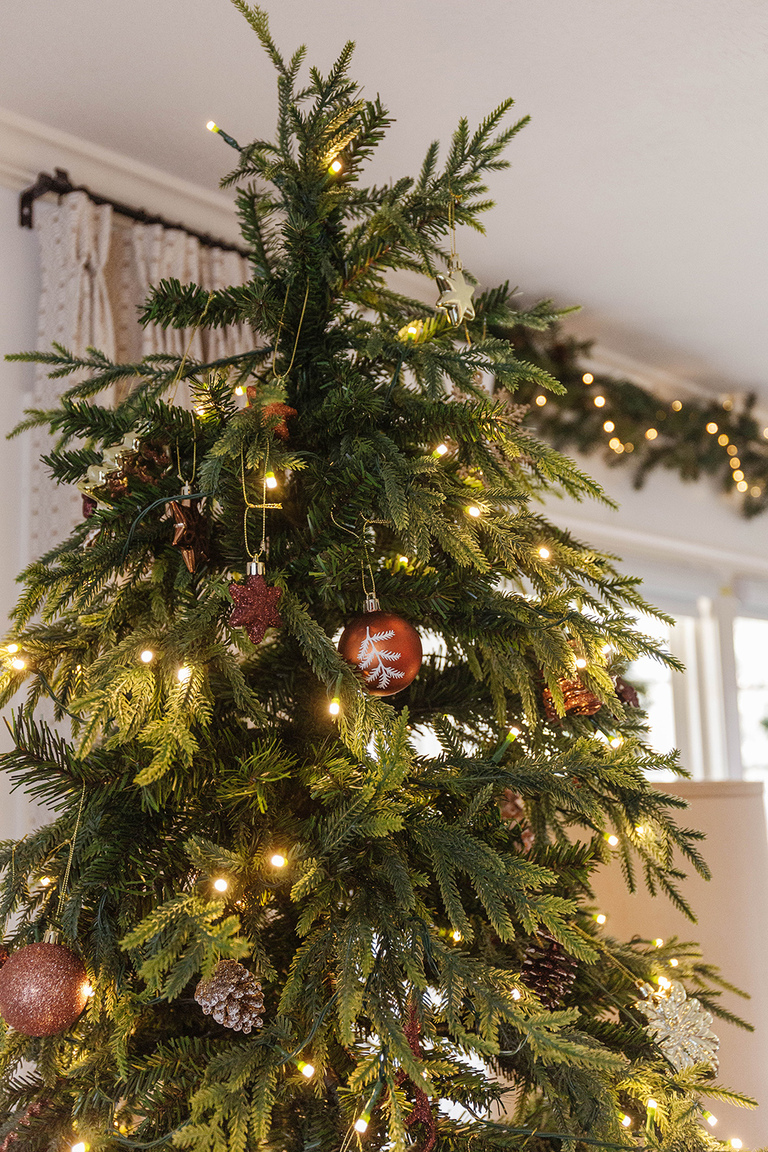 Easy Cat-Friendly Christmas Décor Tips